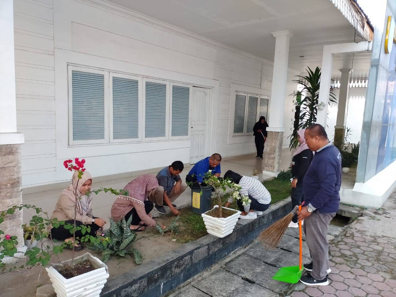 Ciptakan Suasana yang Nyaman dan Asri, Kominfo Sergai Gelar “Jumat Bersih”