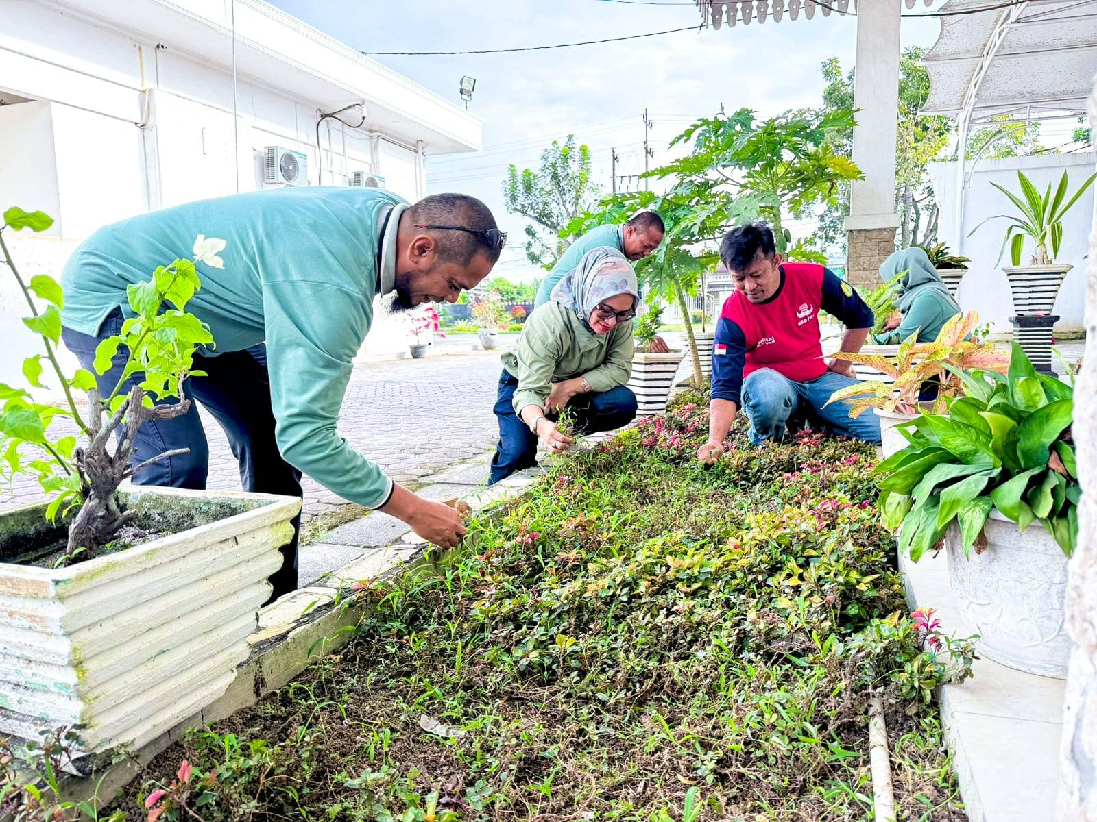 Gotong Royong dan Rapat Awali Hari Kerja 2026, Kadis Kominfo Sergai Ajak Personel Perkuat Sinergi